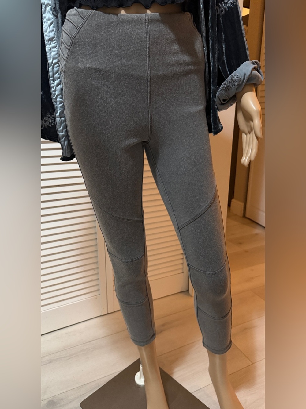 LYSSÉ XS The highly sought ofter waist band panel Grey  Moto Jeans. Great stetch